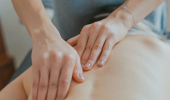 Massage avec la main